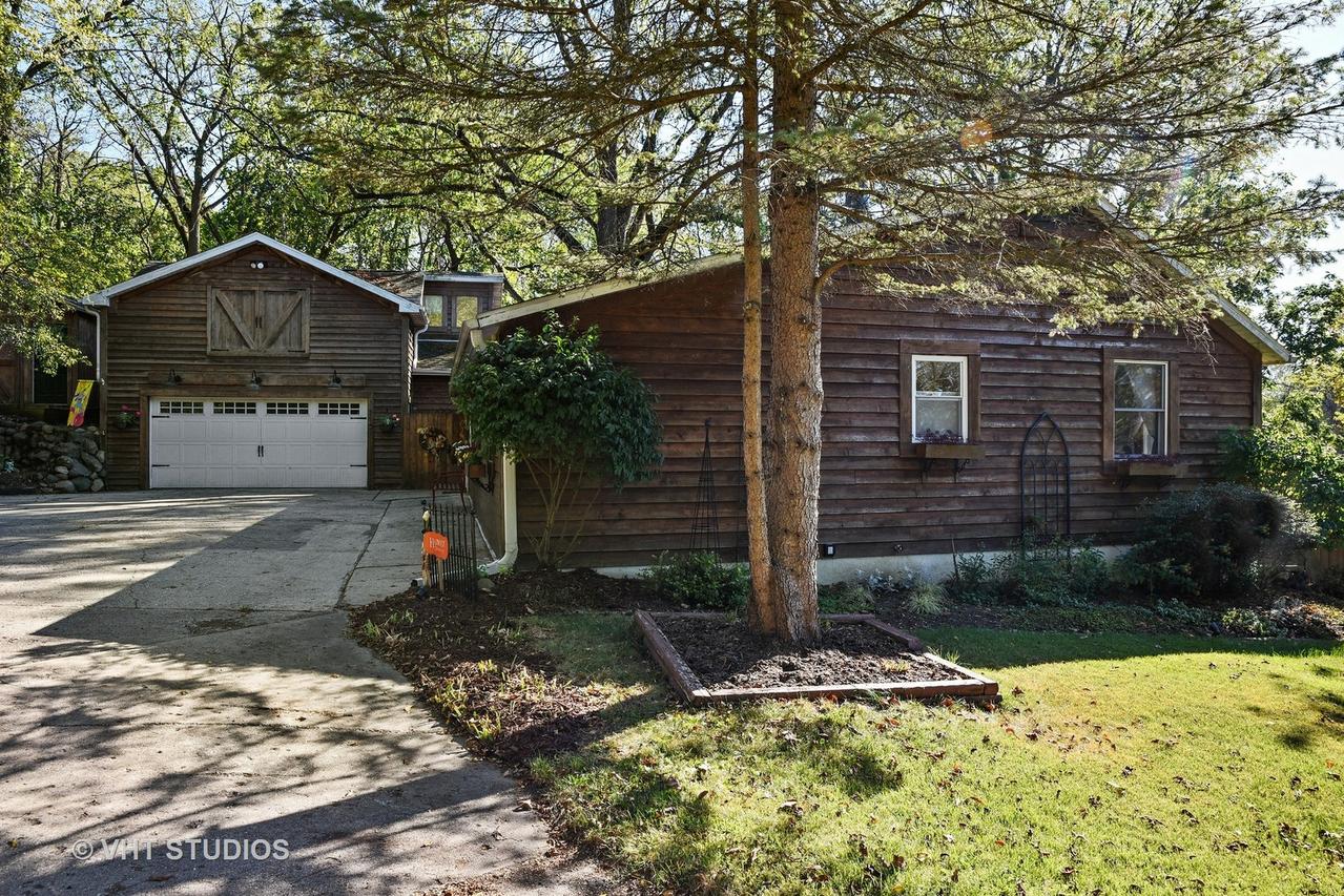 316 Hillside Ln., East Dundee, IL 60118