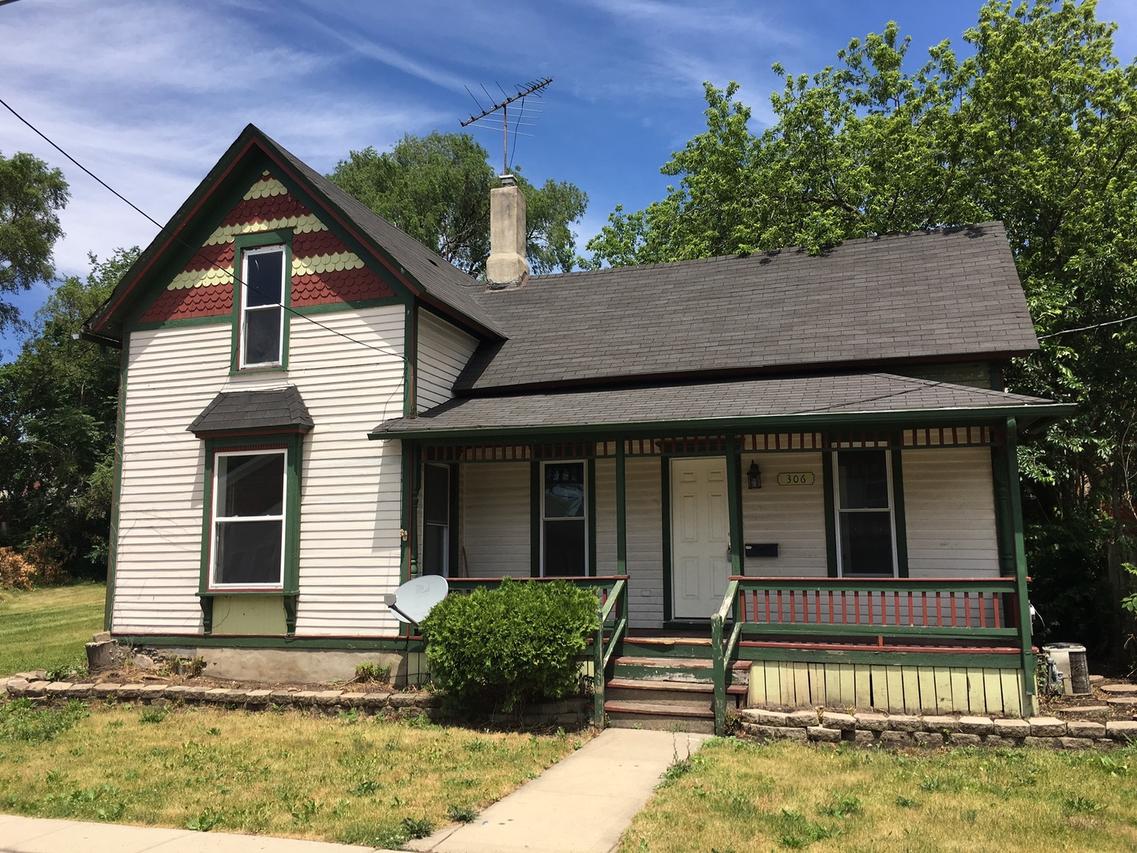 306 Ann St., Elgin, IL 60120