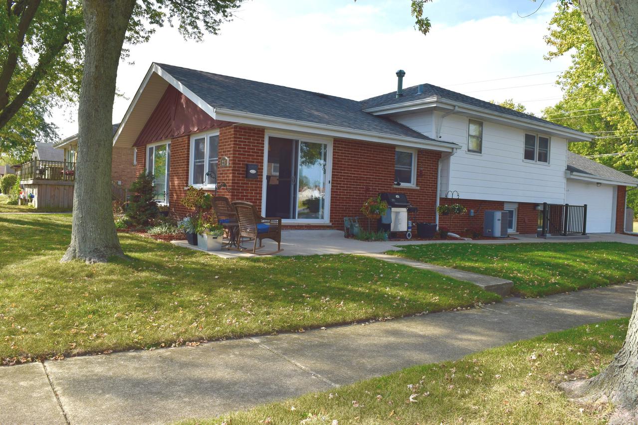 225 Magnolia Plz., South Chicago Heights, IL 60411