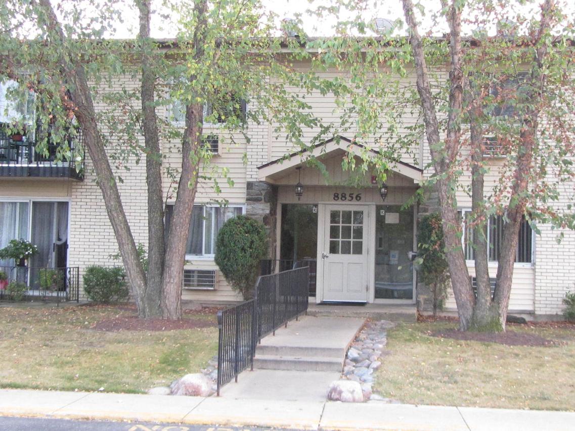 8856 Northshore Dr. #2G, Des Plaines, IL 60016