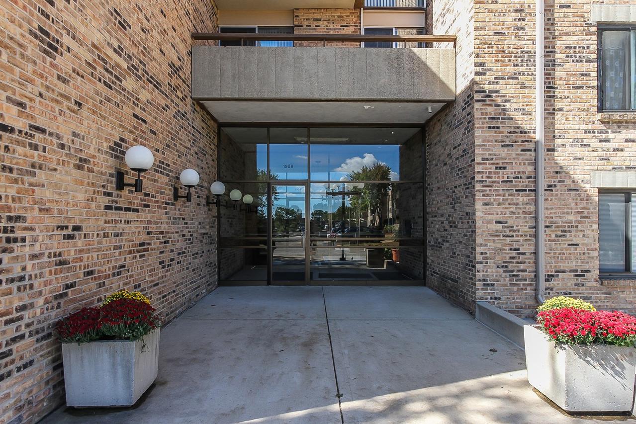 1926 Prairie Sq. #220, Schaumburg, IL 60173