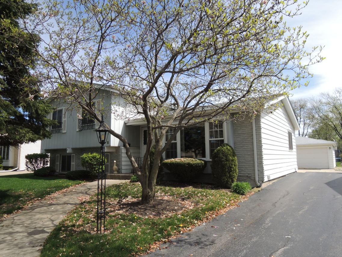 625 Chatham Ave., Addison, IL 60101