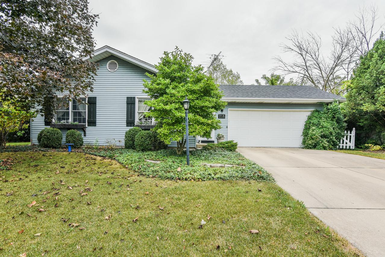 218 Maplewood Dr., North Aurora, IL 60542