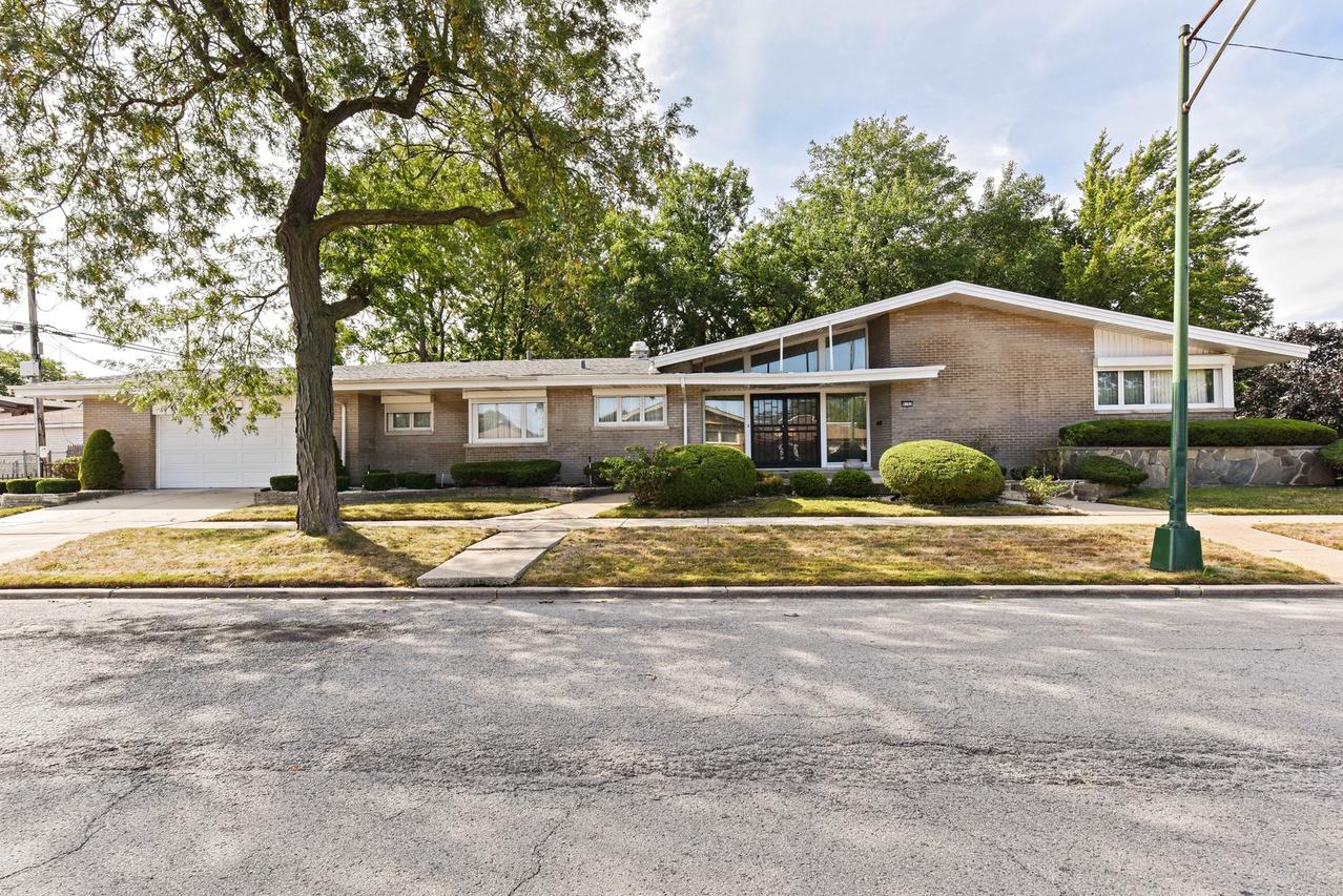 9101 S Bennett Ave., Chicago, IL 60617