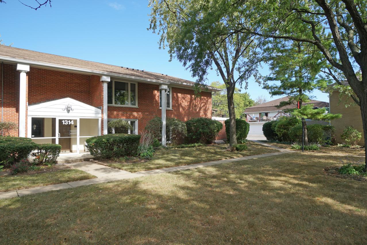 1314 S New Wilke Rd. #1D, Arlington Heights, IL 60005