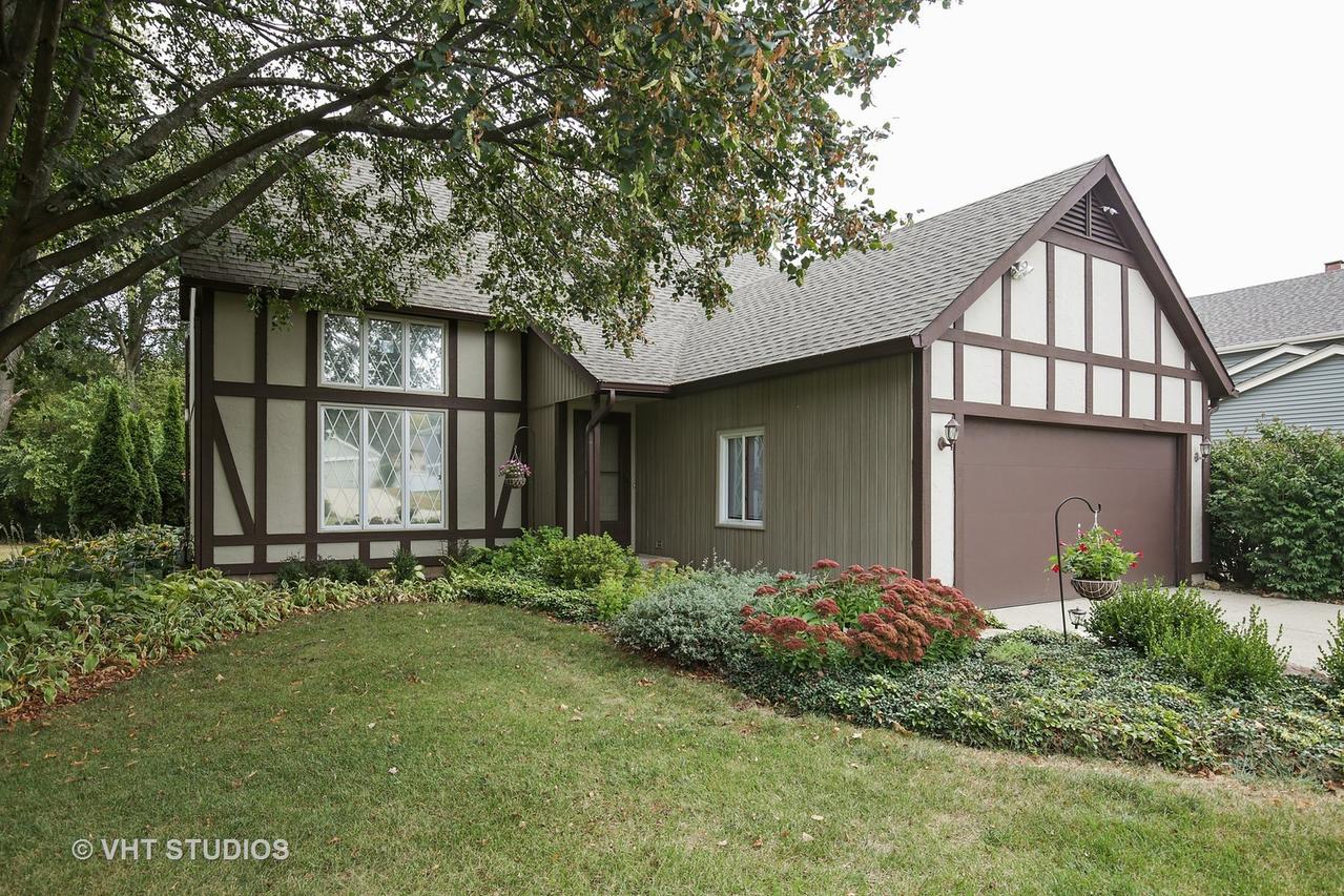 807 Woodmar Dr., Crystal Lake, IL 60014