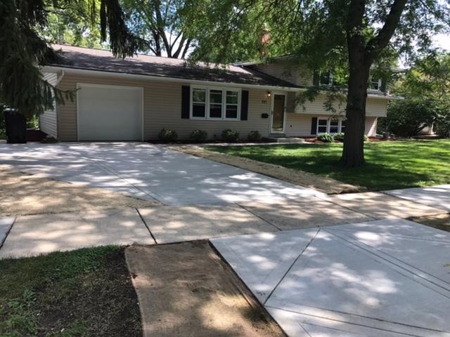 221 Triton Ln., Naperville, IL 60540
