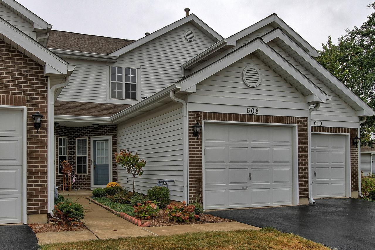 608 Woodhaven Dr., Mundelein, IL 60060