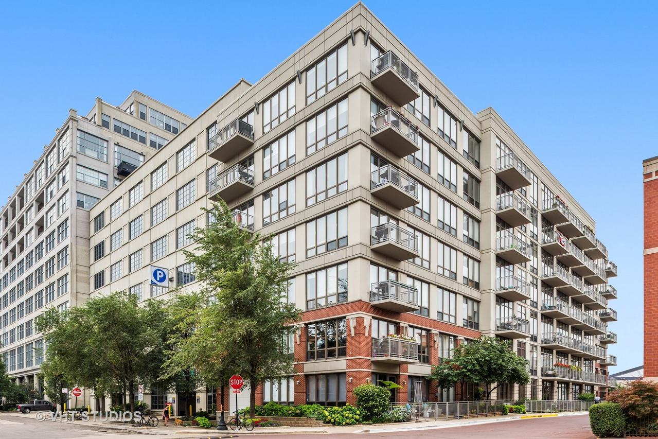 1000 N Kingsbury St. #203, Chicago, IL 60610