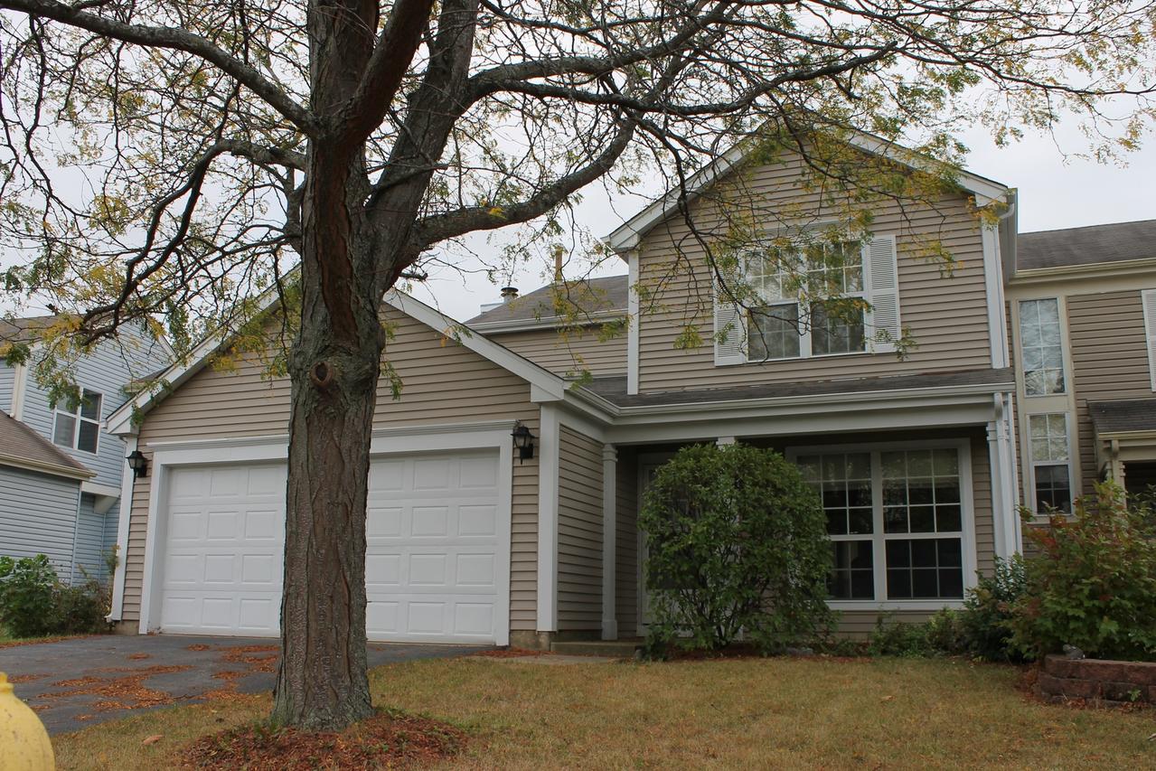 693 Legends Dr., Carol Stream, IL 60188