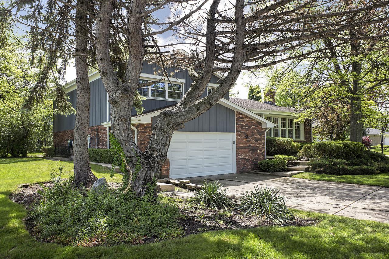 902 Suffield Ter., Northbrook, IL 60062