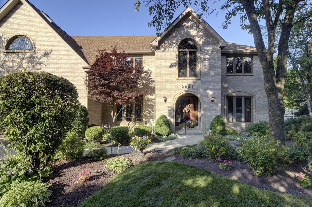 2041 Mustang Dr., Naperville, IL 60565
