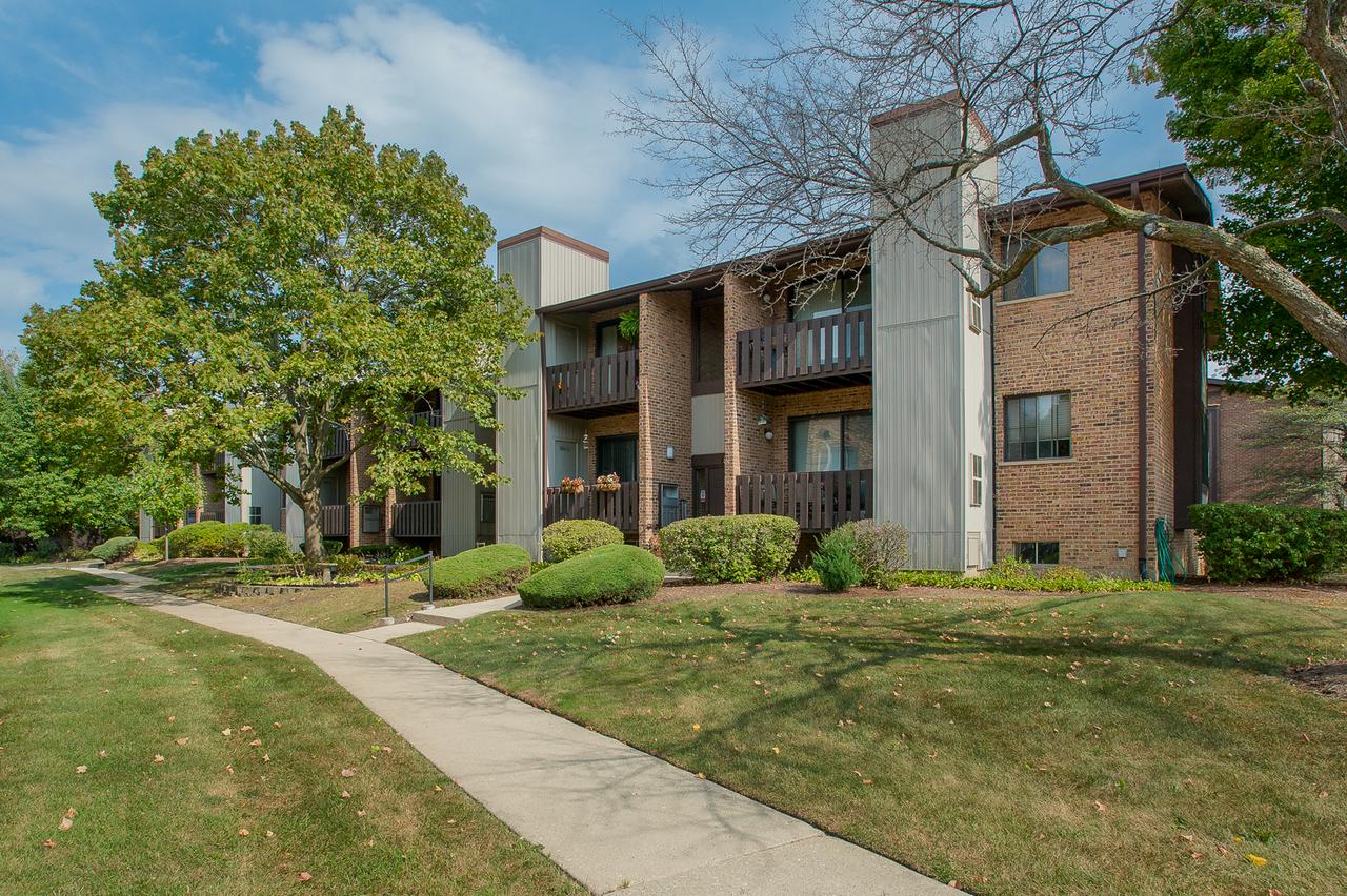 338 Sheridan Dr. #2E, Willowbrook, IL 60527