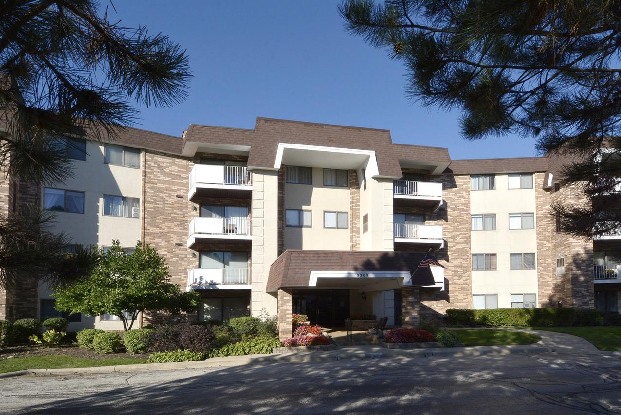 3300 N Carriageway Dr. #110, Arlington Heights, IL 60004