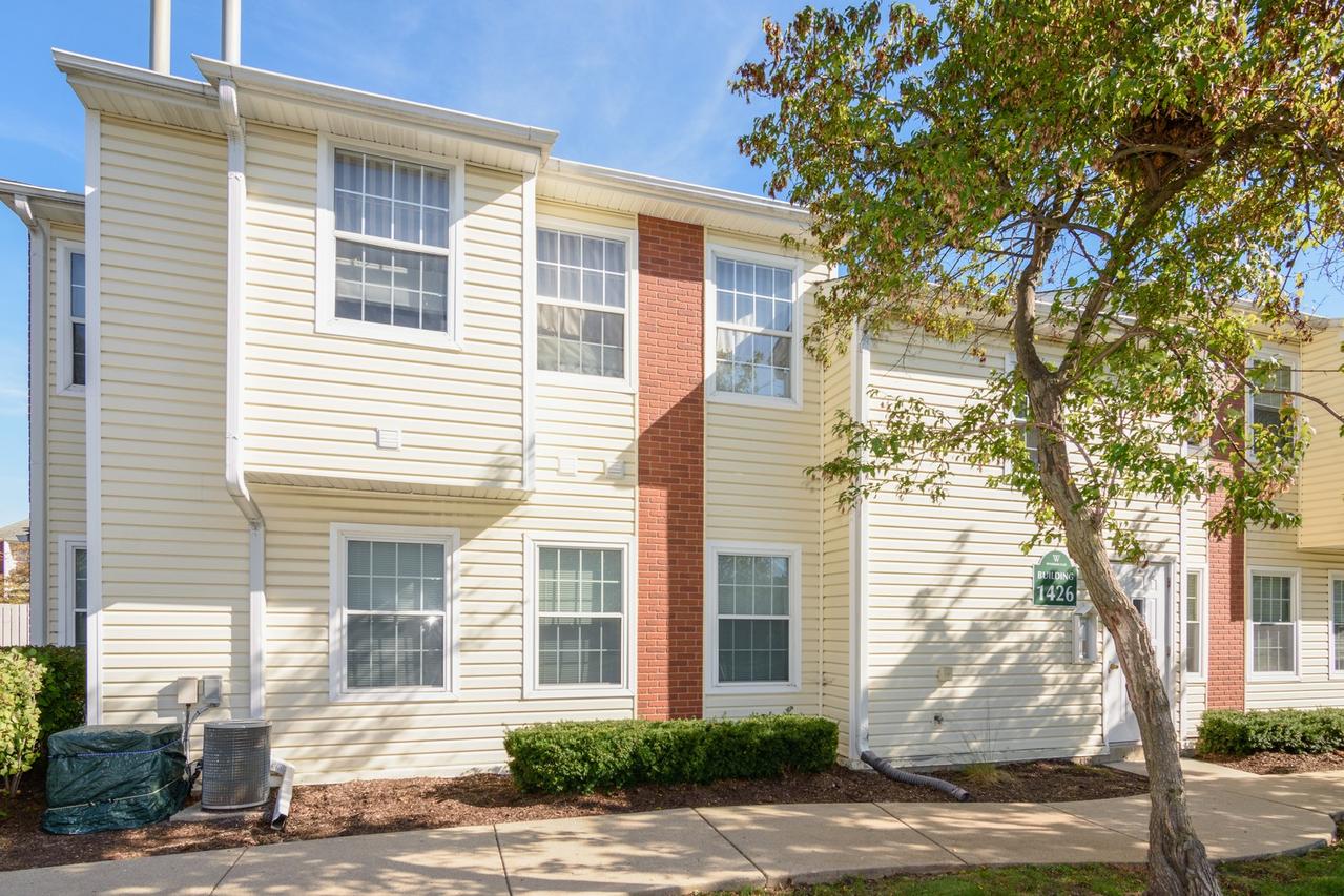 1426 Wyndham Cir. #108, Palatine, IL 60074