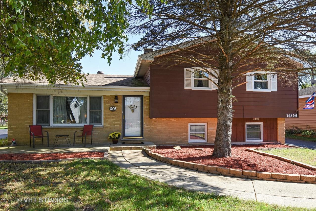 1406 Adams St., Lake In The Hills, IL 60156