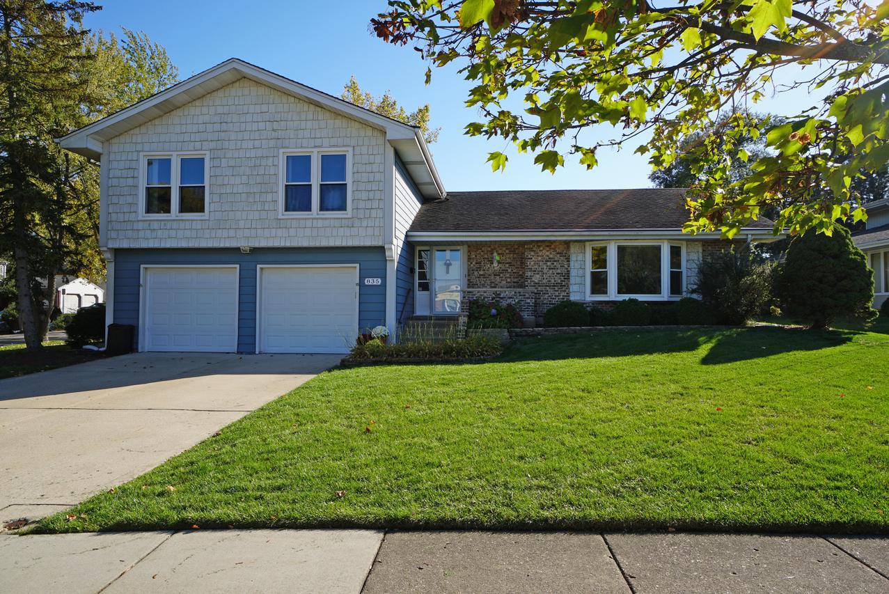 835 Eden Dr., Schaumburg, IL 60193