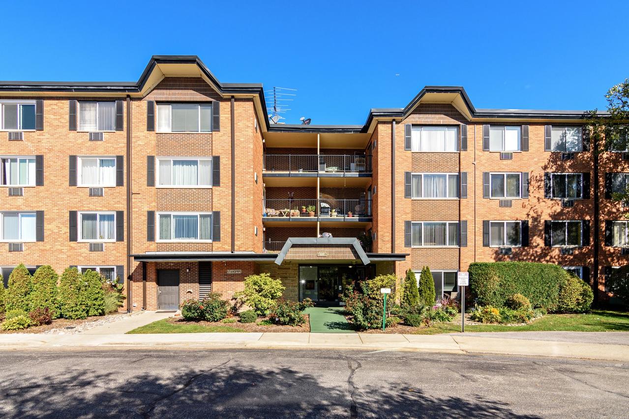 1117 S Old Wilke Rd. #210, Arlington Heights, IL 60005
