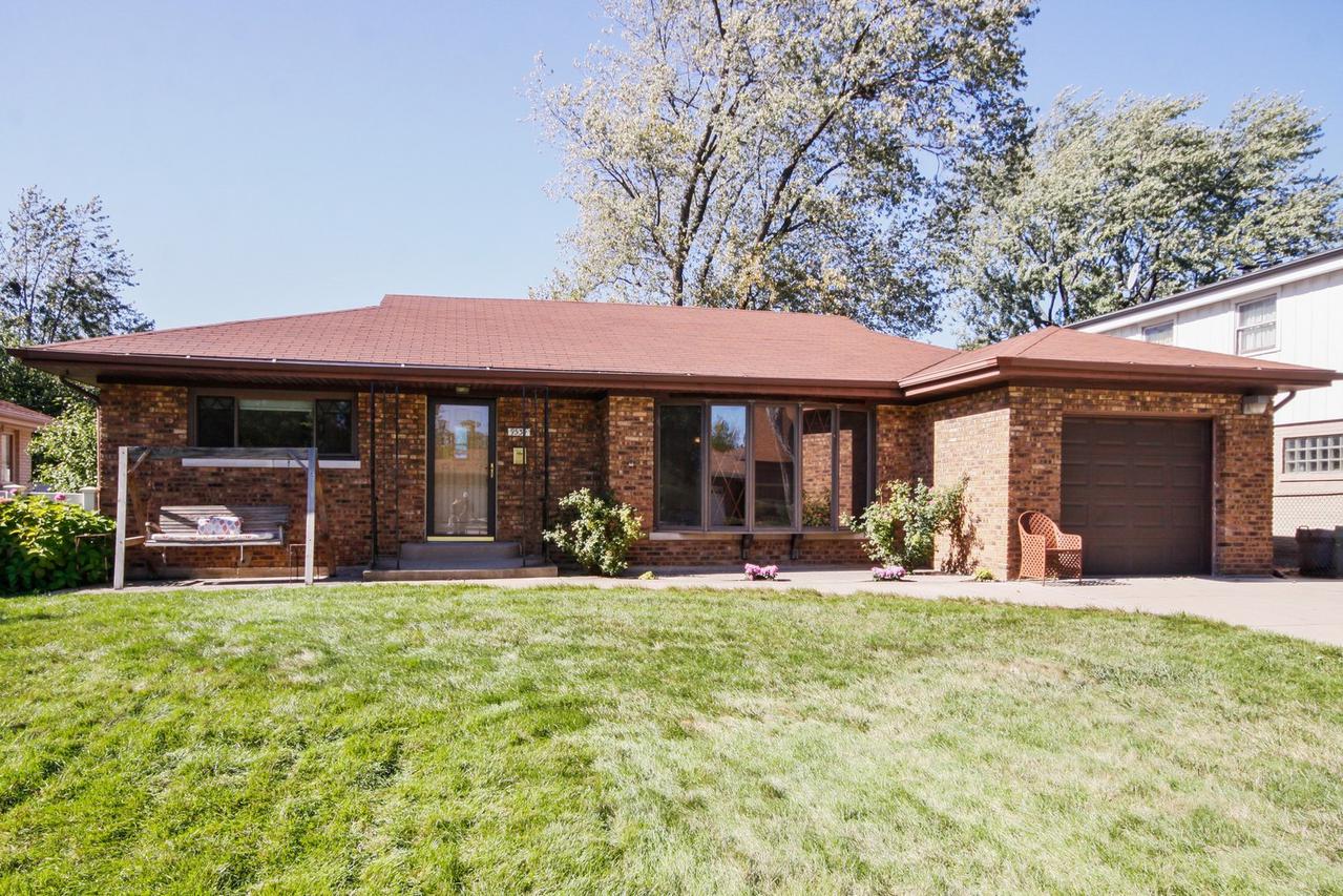 9534 Parkside Ave., Oak Lawn, IL 60453