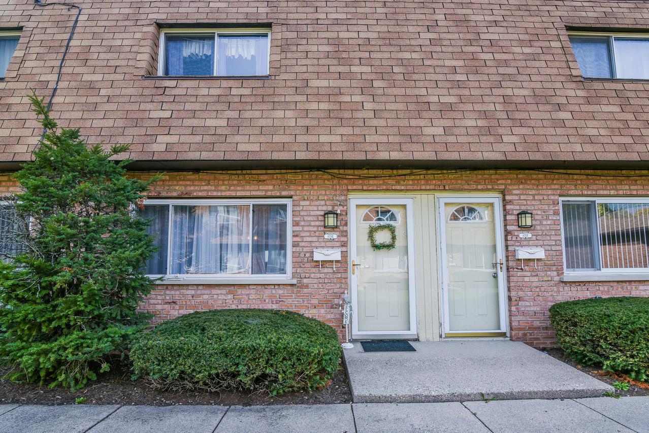 835 W Richard St. #E, Aurora, IL 60506