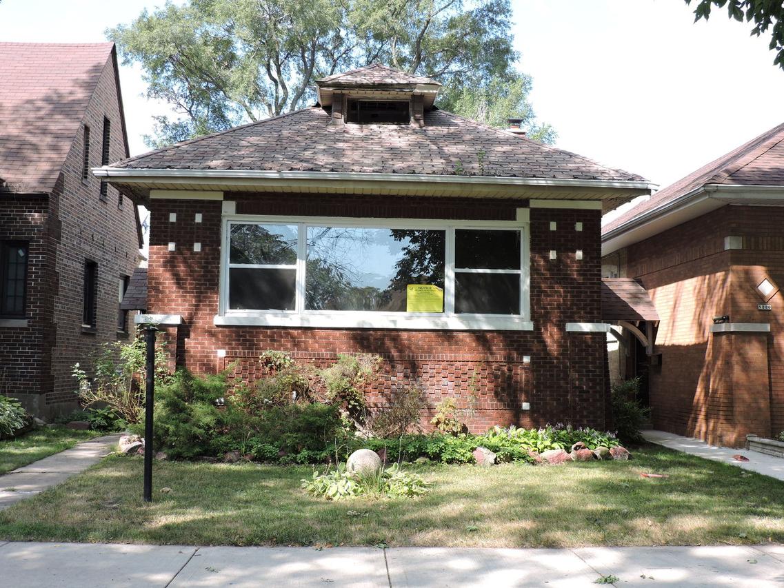 8222 S Paxton Ave., Chicago, IL 60617