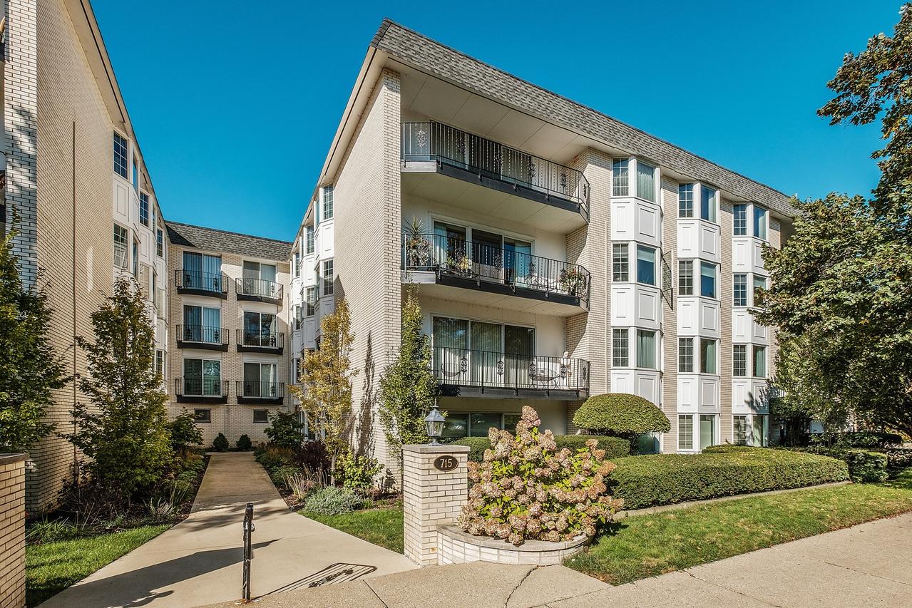 715 Ridge Rd. #4CN, Wilmette, IL 60091