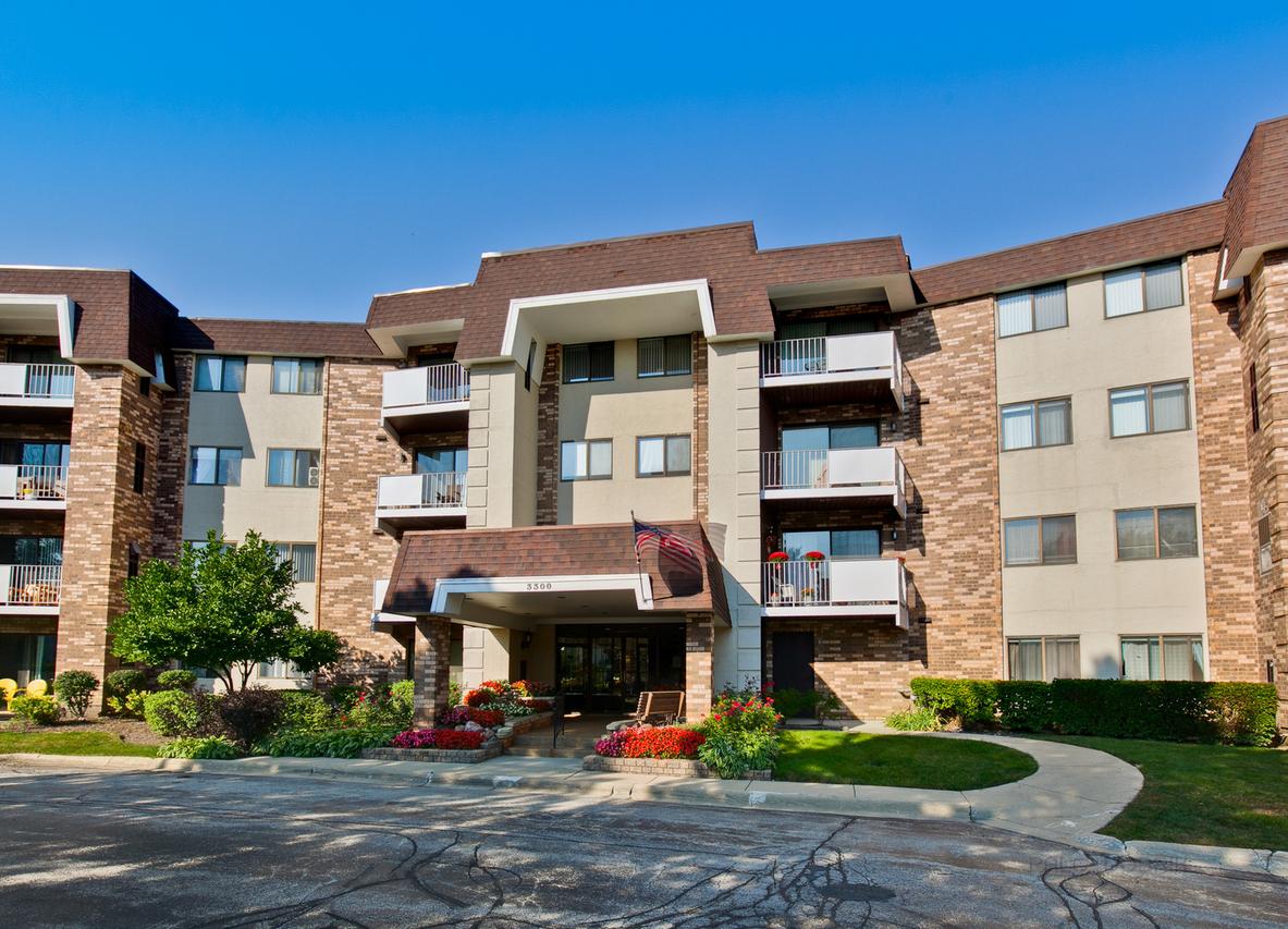 3300 N Carriageway Dr. #319, Arlington Heights, IL 60004