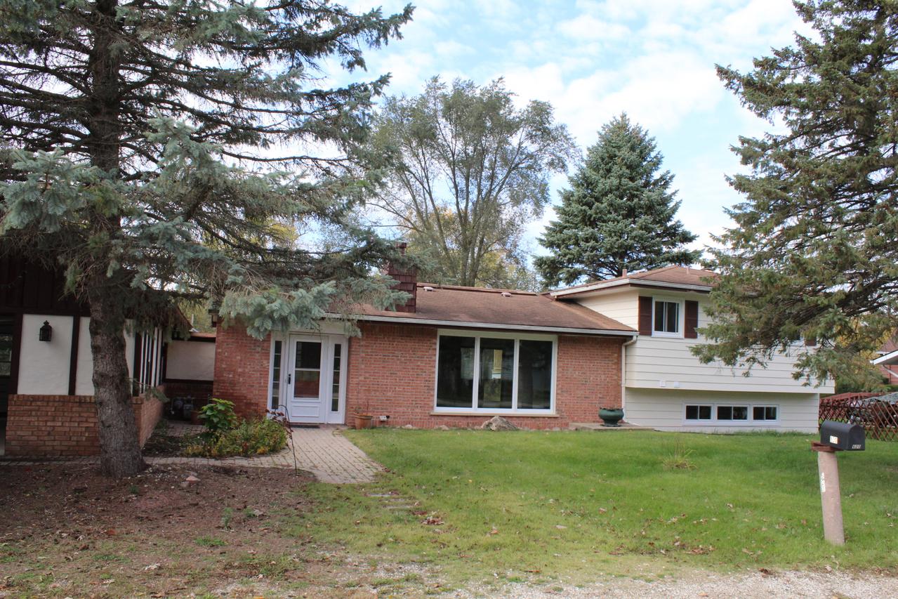 620 N Lakeview Dr., Round Lake, IL 60073