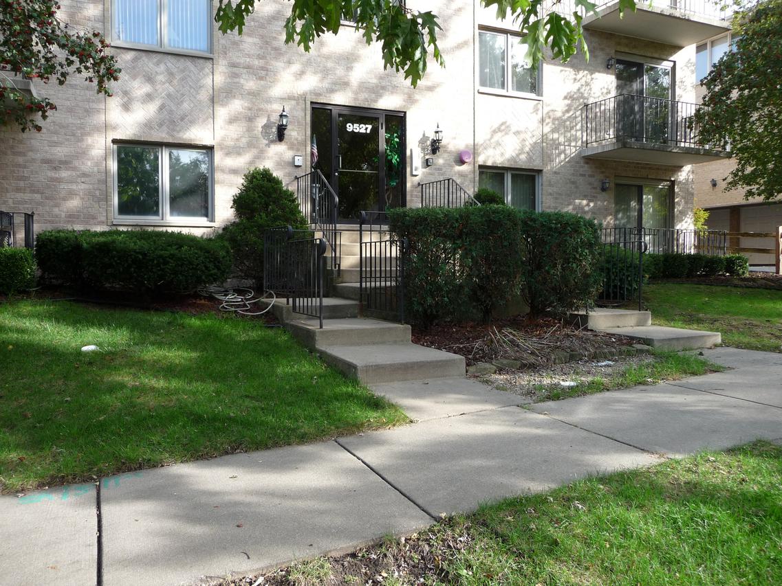 9527 S 54th Ave. #1A, Oak Lawn, IL 60453