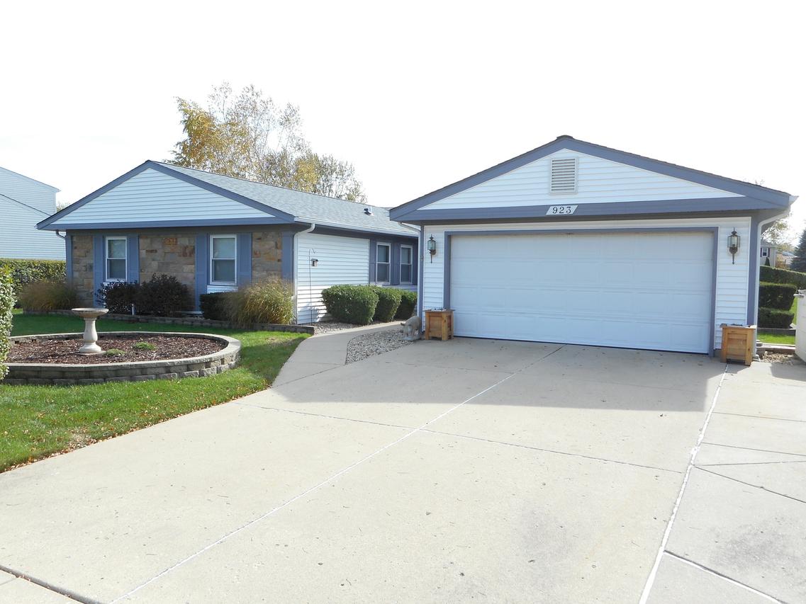 923 Roxbury Ln., Schaumburg, IL 60194