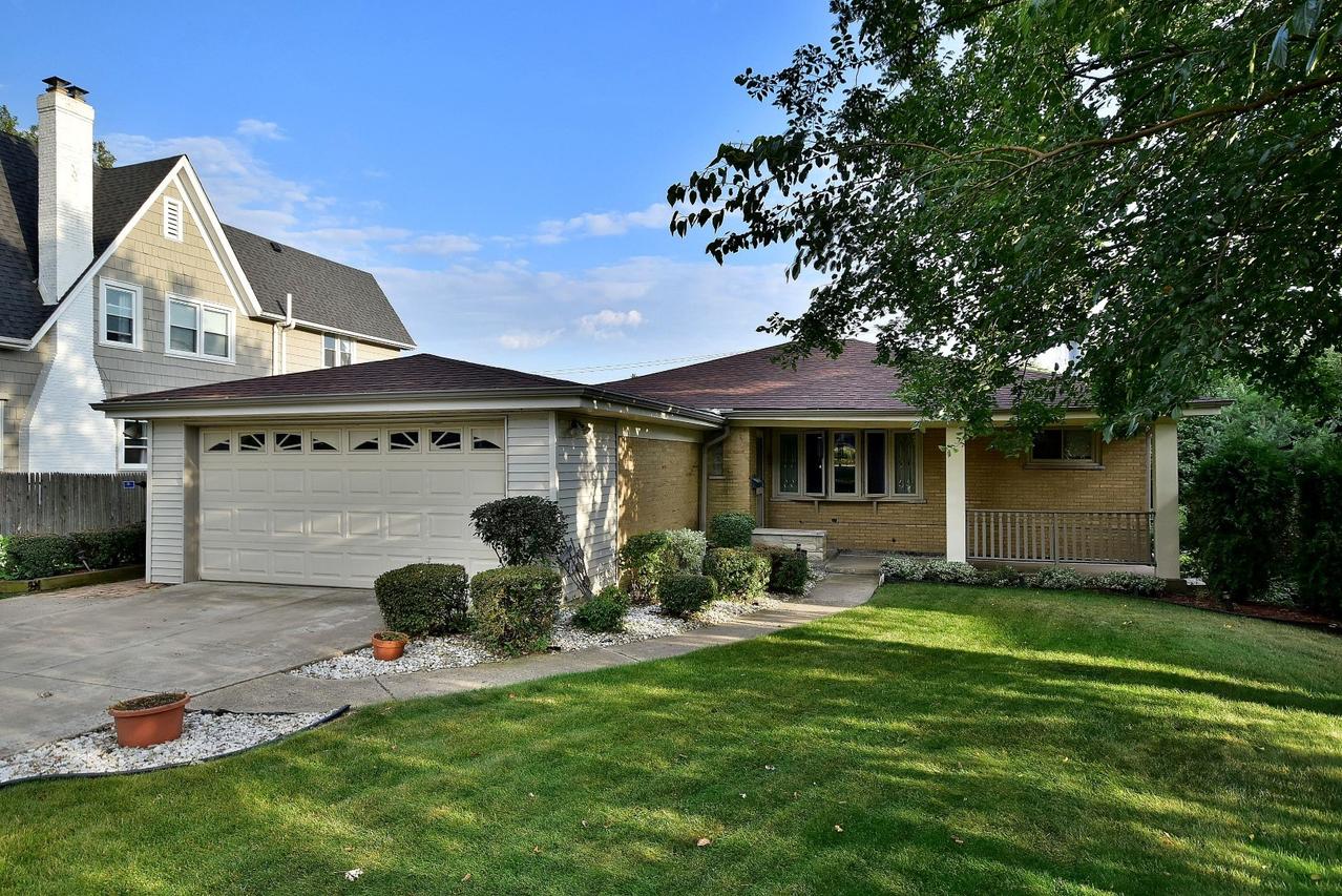23 Chestnut Ave., Clarendon Hills, IL 60514