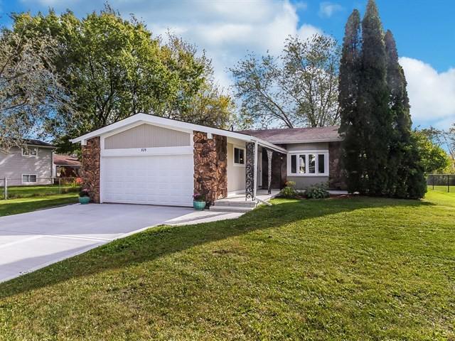 809 Duxbury Ln., Schaumburg, IL 60193