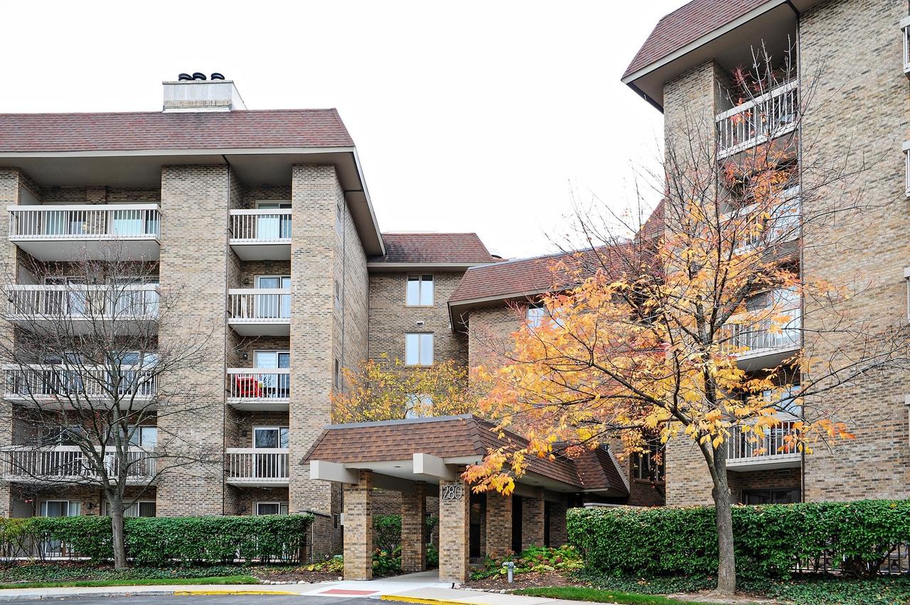 1280 Rudolph Rd. #1E, Northbrook, IL 60062