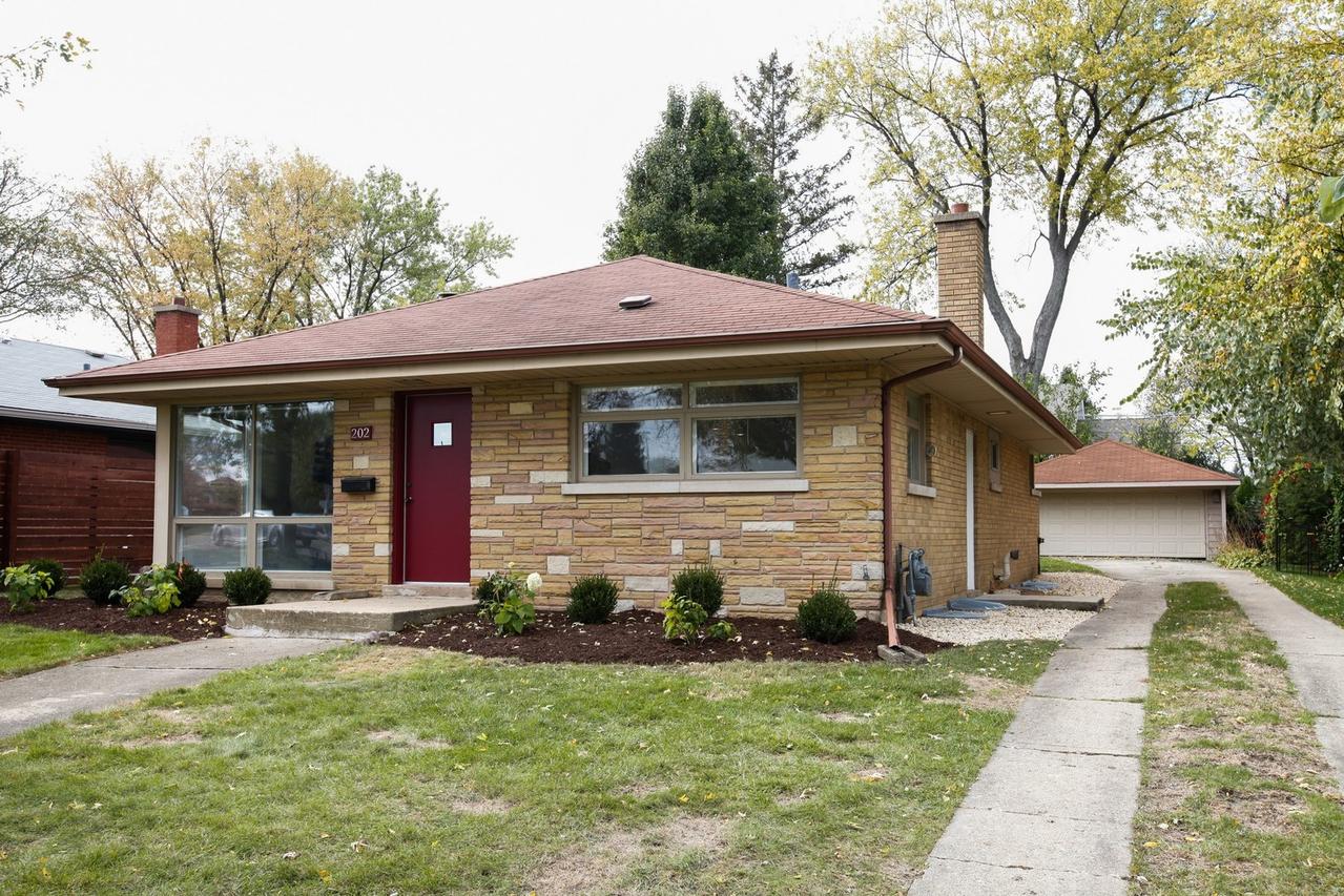202 Middaugh Rd., Clarendon Hills, IL 60514