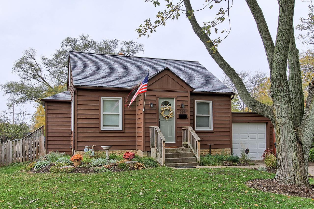 228 Kainer Ave., Barrington, IL 60010