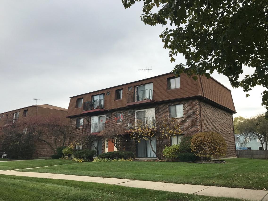 1212 Whispering Hills Ct. #1A, Naperville, IL 60540