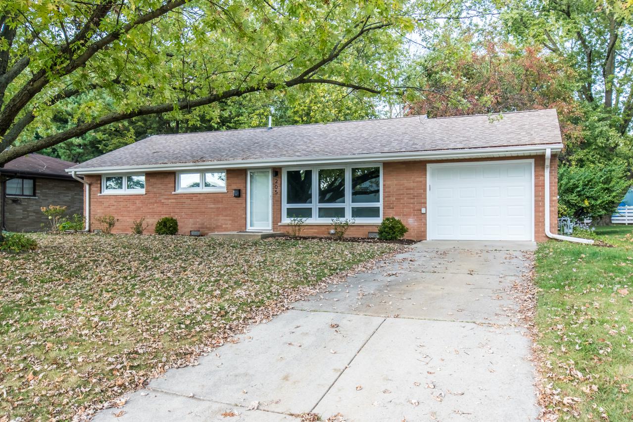 205 Briar Ln., North Aurora, IL 60542