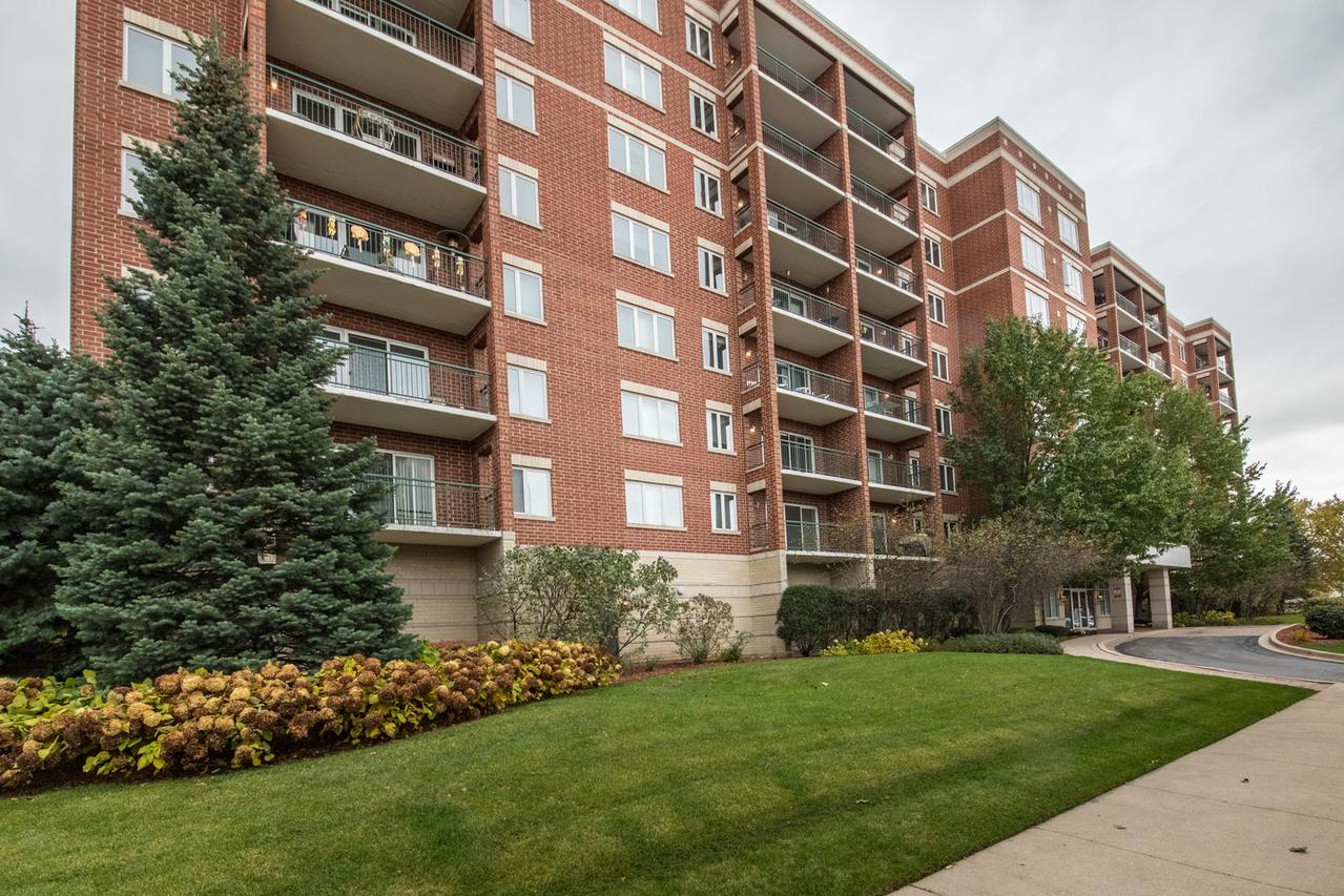 5555 N Cumberland Ave. #802, Chicago, IL 60656