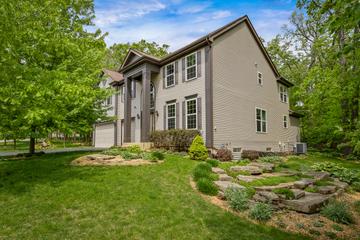 5644 Red Oak Dr., Hoffman Estates, IL 60192
