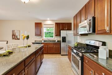 5644 Red Oak Dr., Hoffman Estates, IL 60192