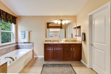 5644 Red Oak Dr., Hoffman Estates, IL 60192