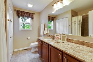 5644 Red Oak Dr., Hoffman Estates, IL 60192