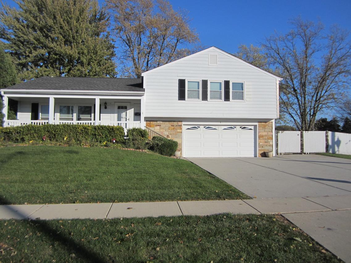 1 N Braintree Dr., Schaumburg, IL 60194