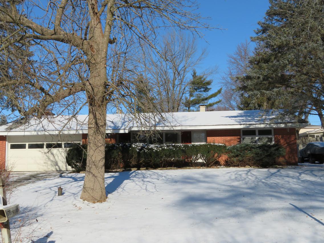 110 Navajo Tr., Mchenry, IL 60051
