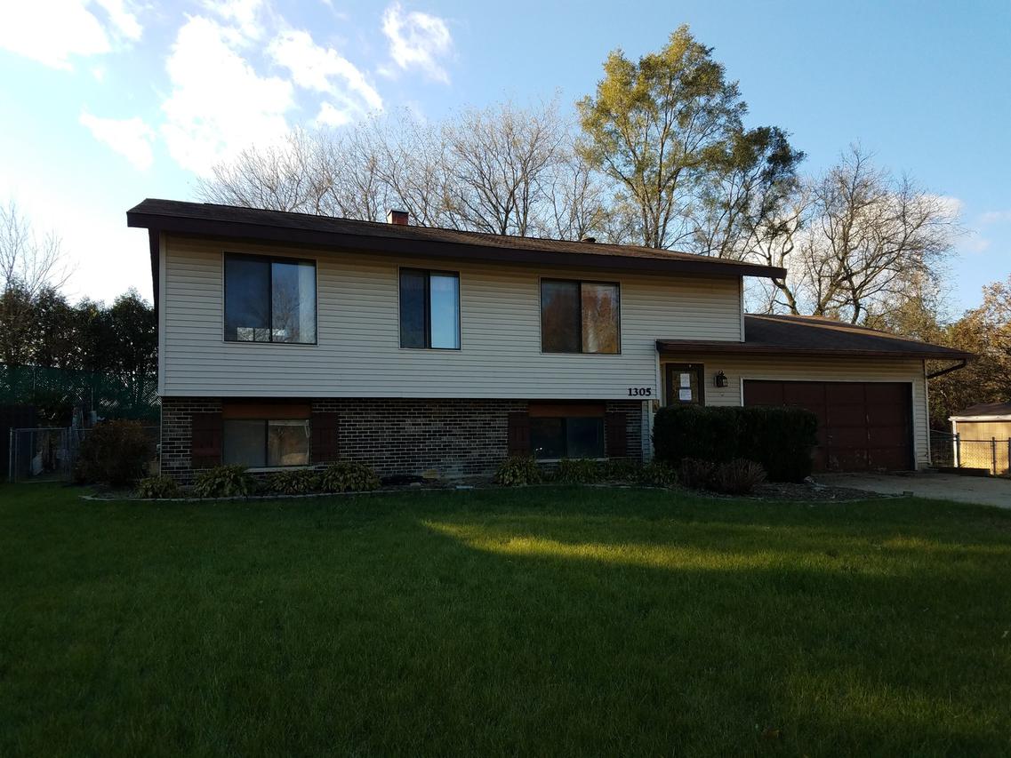1305 Hillside Ln., Mchenry, IL 60051