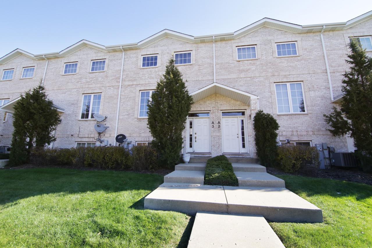 183 N East River Rd. #A3, Des Plaines, IL 60016