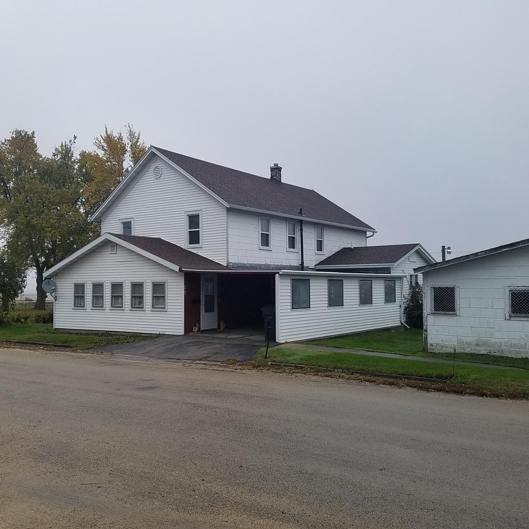 305 1st St., Holcomb, IL 61043