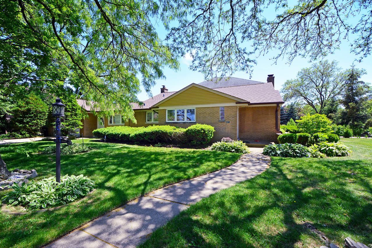 7125 N East Prairie Rd., Lincolnwood, IL 60712