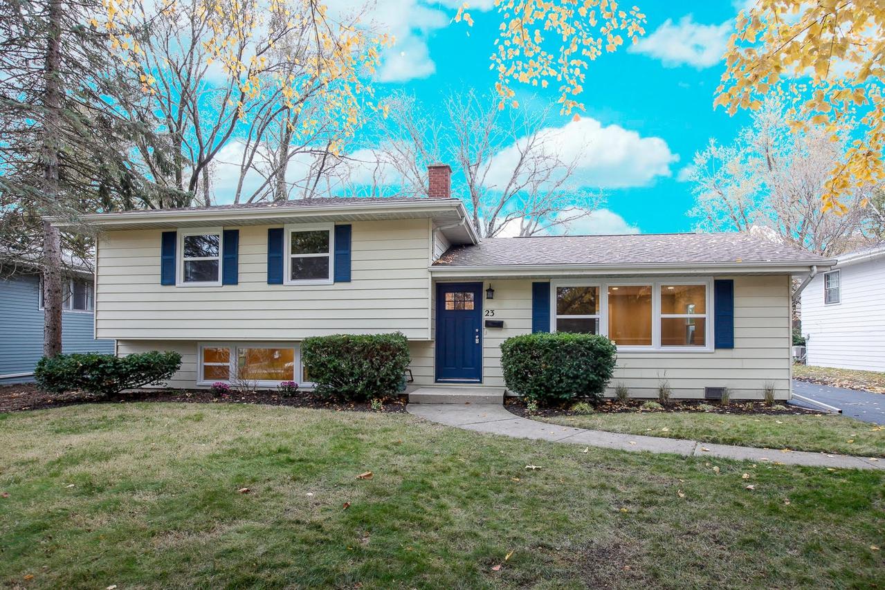 23 Robin Hill Dr., Naperville, IL 60540