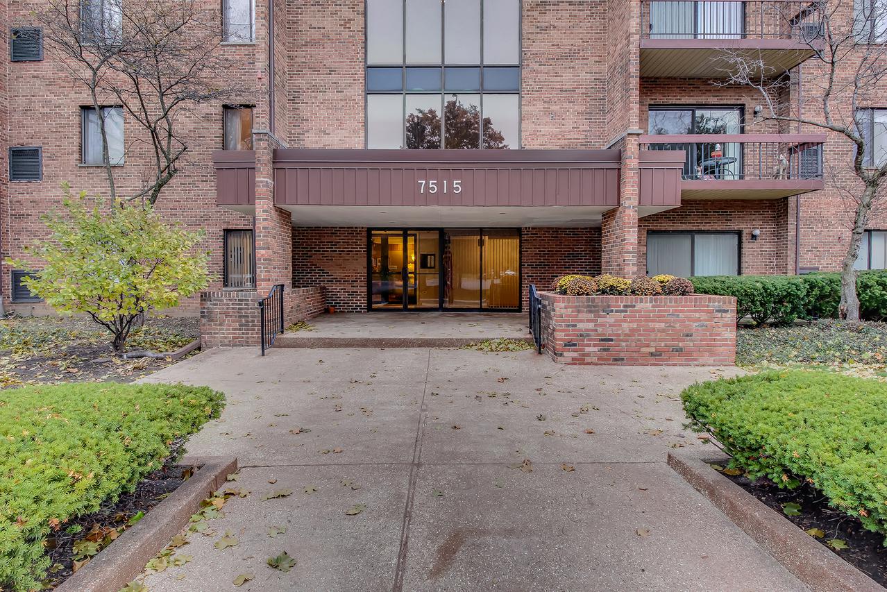7515 Nantucket Dr. #107, Darien, IL 60561